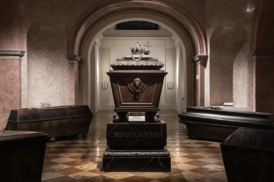 Cercueils dans une salle, cercueil avec couronne et orbe crucigère