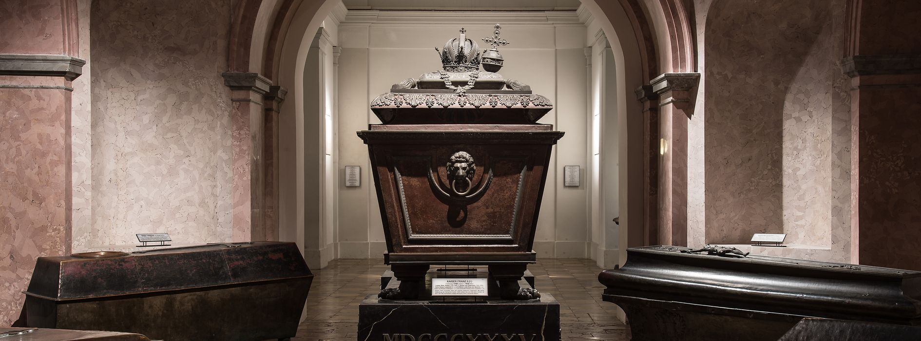 Cercueils dans une salle, cercueil avec couronne et orbe crucigère