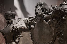 Deux cercueils avec sculpture de tête de mort et couronne