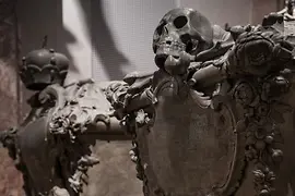 Két koporsó koponya faragvánnyal és koronával