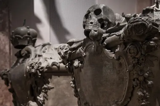Deux cercueils avec sculpture de tête de mort et couronne