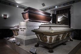 Cercueils dans une pièce éclairée, socle avec inscription François-Joseph