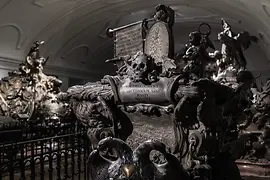 髑髏彫像と彫刻で飾られた棺