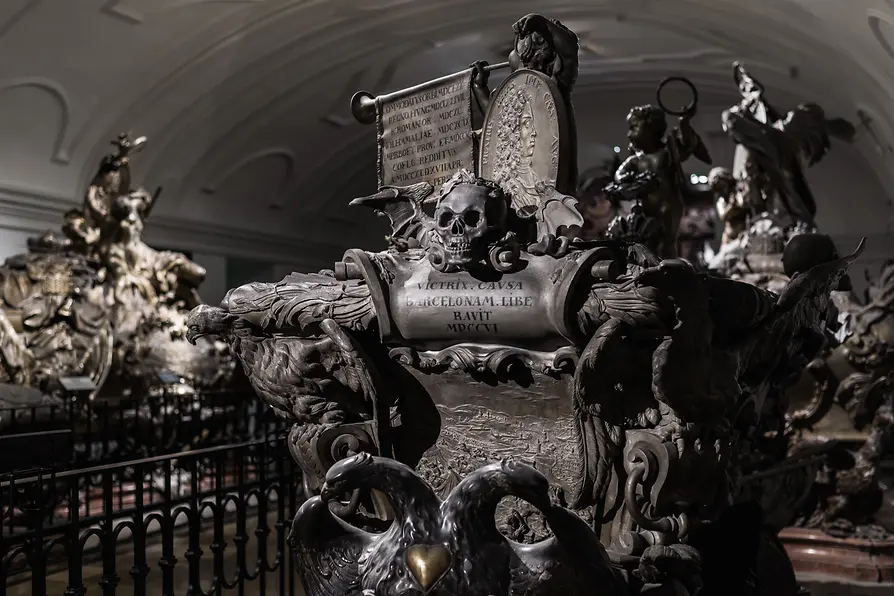 Cercueil avec sculpture d'un crâne et personnages