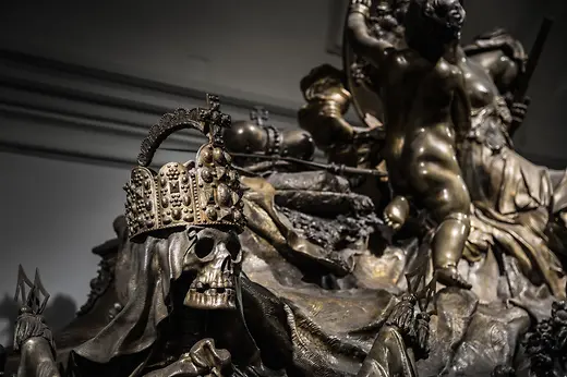 Sculpture d'un crâne avec couronne du Saint-Empire sur un cercueil