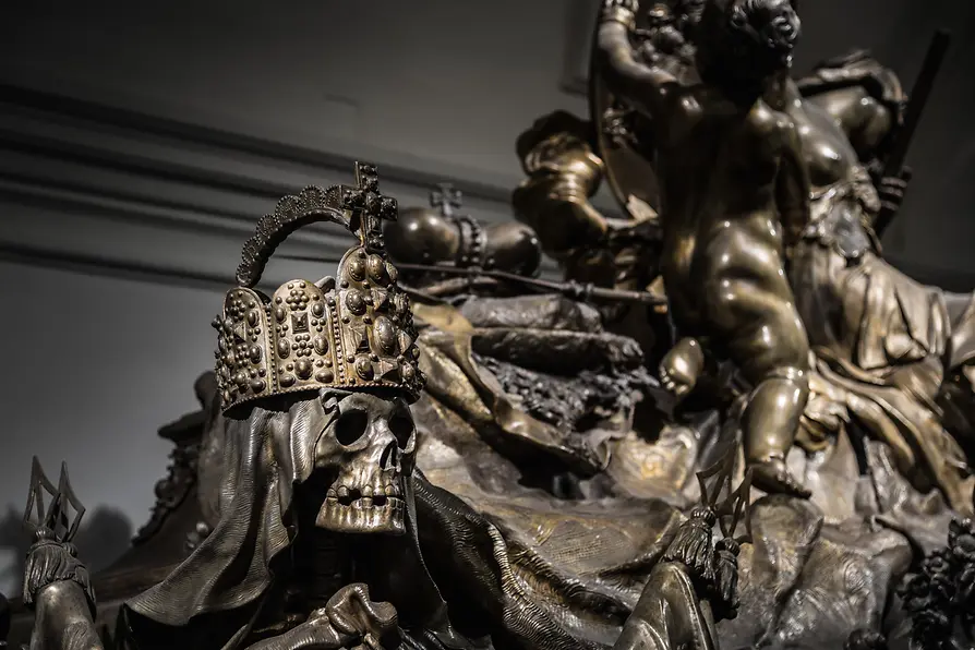Sculpture d'un crâne avec couronne du Saint-Empire sur un cercueil