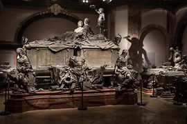 Cercueil avec sculptures