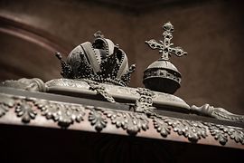 Couvercle de cercueil avec couronne et orbe crucigère