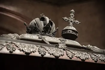 Cubierta de un ataúd con corona y orbe imperial