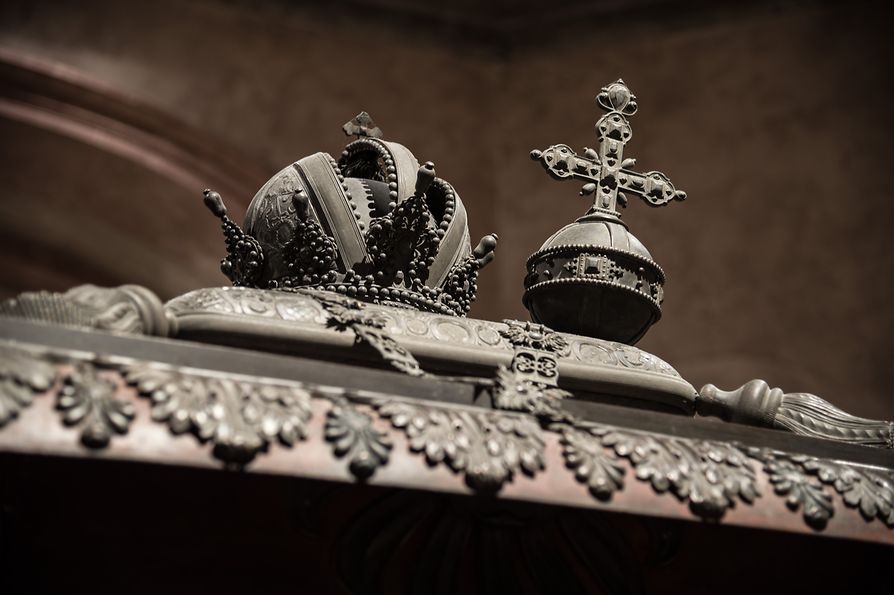 Cubierta de un ataúd con corona y orbe imperial