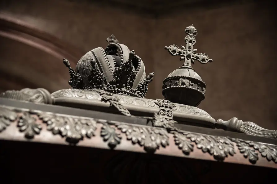 Couvercle de cercueil avec couronne et orbe crucigère