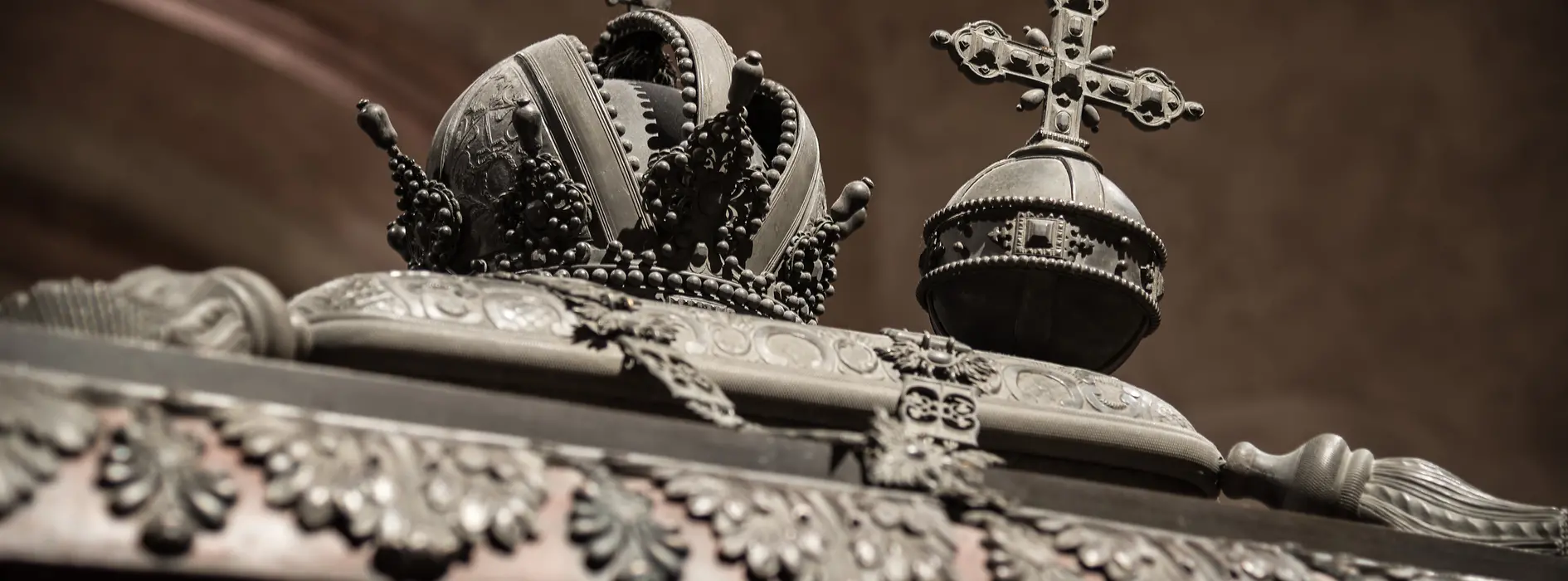 帝国宝珠と帝冠で飾られた棺の蓋