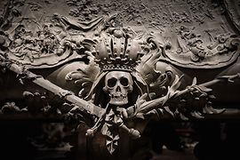 Skull with crown on casket