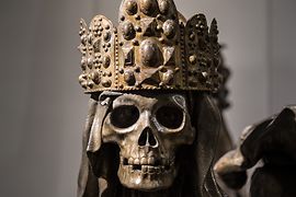 Rzeźba czaszki w koronie