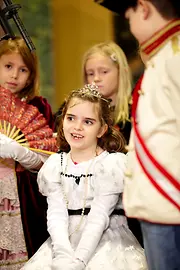 Dressing up as a prnicess: Children's program "Kaiserkinder" at Sisi Museum and at the Imperial Apartments at Hofburg