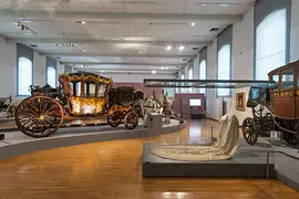 Carros y vestidos en el Palacio de Carruajes Imperiales