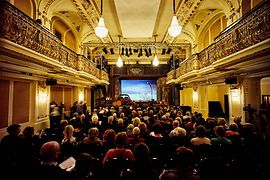 Vídeňská Komorní opera, publikum v sále 