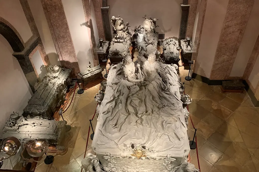 Похороните императора. Саркофаг Марии Терезии. Могила Марии Терезии.