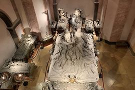 Вид сверху на двойной саркофаг Марии Терезии и императора Франца Стефана Лотарингского