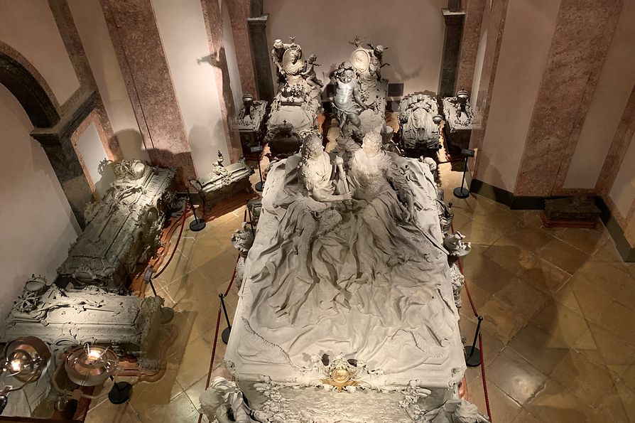 Vista desde arriba del sarcófago doble de María Teresa y Francisco Esteban de Lorena.