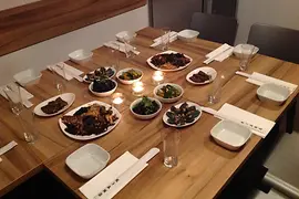 Essen auf einem angerichteten Tisch