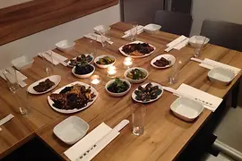 Еда на накрытом столе