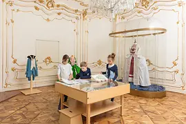 Enfants en costume au château de Schönbrunn 