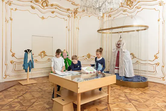 Bambini in costume nella reggia di Schönbrunn 