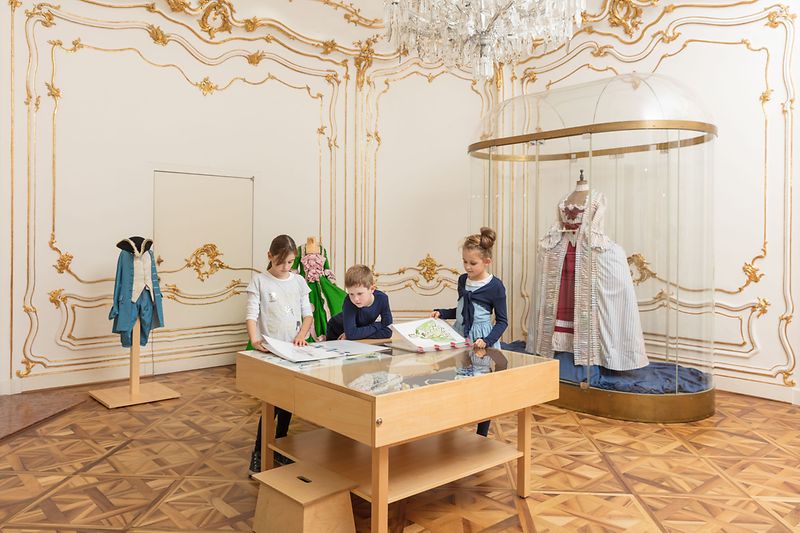 Children with costumes at Schönbrunn Palace 