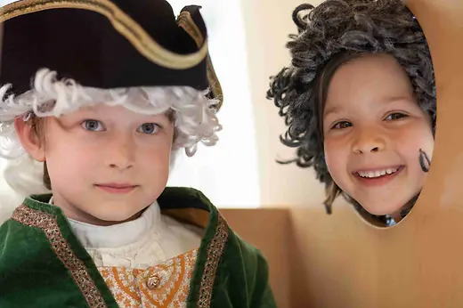 Children wearing whigs at Kindermuseum Schloss Schönbrunn