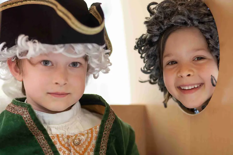 Children wearing whigs at Kindermuseum Schloss Schönbrunn
