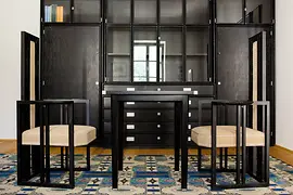 Innenaufnahme Klimt-Villa, Tisch mit zwei Stühlen