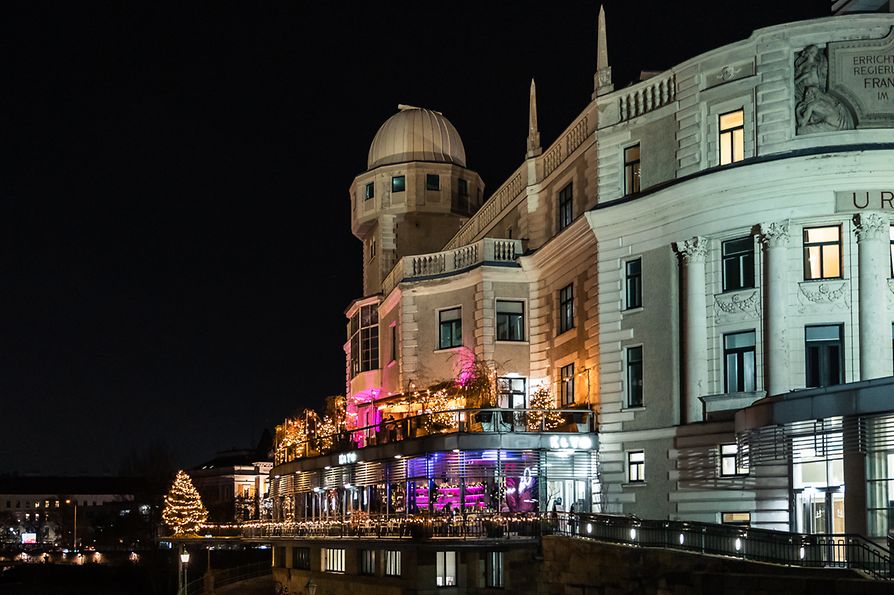 Weihnachtlich dekorierte Terrasse mit Blick auf den Donaukanal