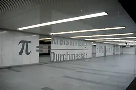 Instalaţia "Pi" de Ken Lum în pasajul de vest de la Karlsplatz