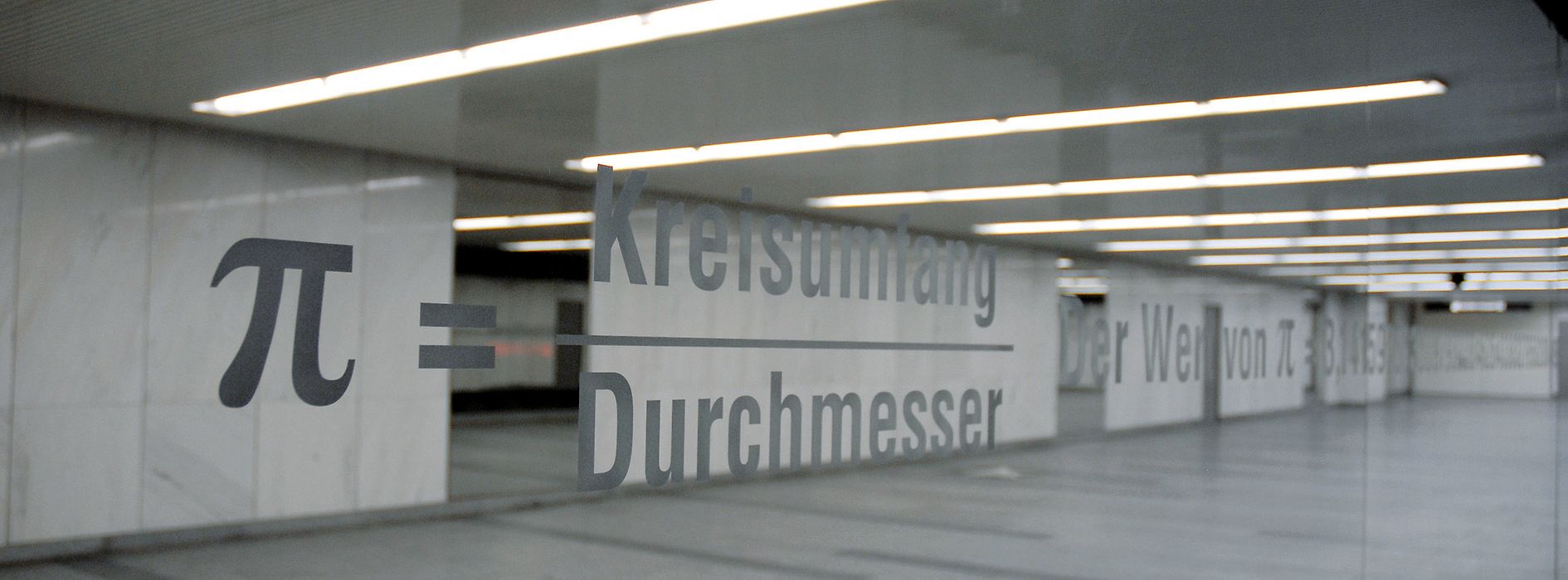 Installation "Pi" von Ken Lum in der Westpassage des Karlsplatzes