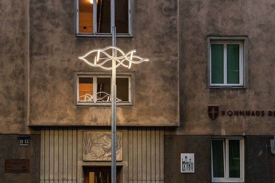 Sculpture with a shining Star of David, distributed at 24 locations throughout Vienna by Lukas Maria Kaufmann 