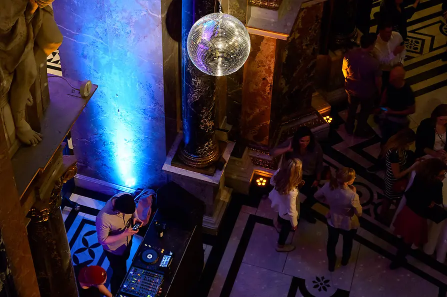 DJs in der Kuppelhalle des Kunsthistorischen Museums Wien