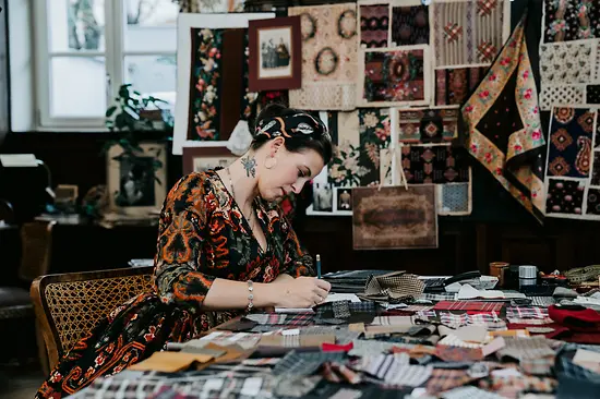 La stilista Lena Hoschek nella sua boutique