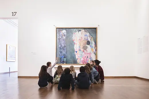 Bambini davanti a un dipinto di Egon Schiele al Leopold Museum