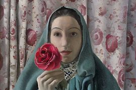 Greta Freist, nő, rózsákkal