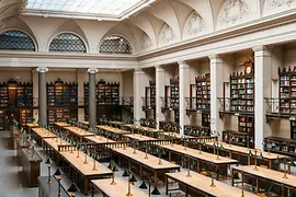 Sala de lectura de la biblioteca principal de la Universidad de Viena 