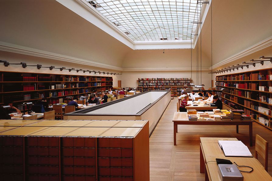 Salle de lecture de la bibliothèque du Musée des Arts appliqués