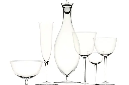 Jarra de vidrio y copas de vino 