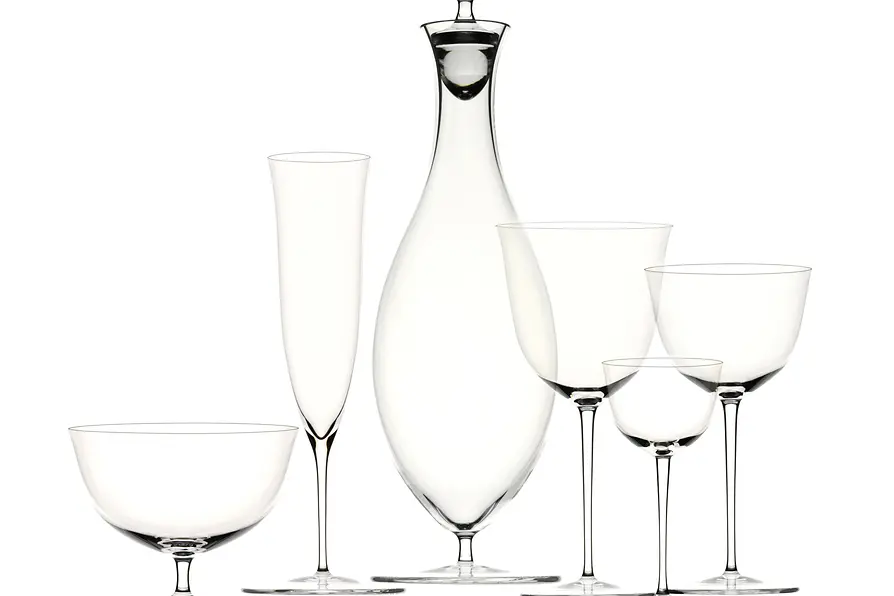 Jarra de vidrio y copas de vino 