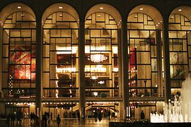 Вид снаружи на Метрополитен-оперу в Нью-Йорке