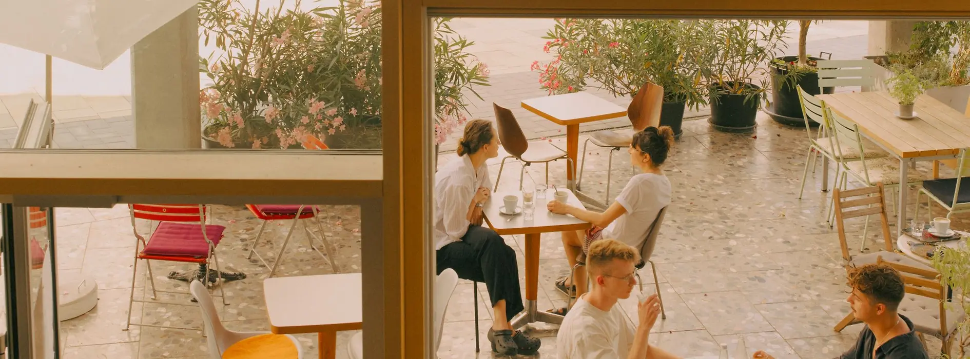 Innenansicht eines modernen Cafés