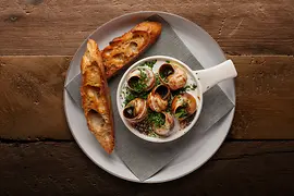 Ma Belle Bistro & Bar, Gumpendorfer Straße 16. Innenansicht. Teller mit Schnecken und Brot.