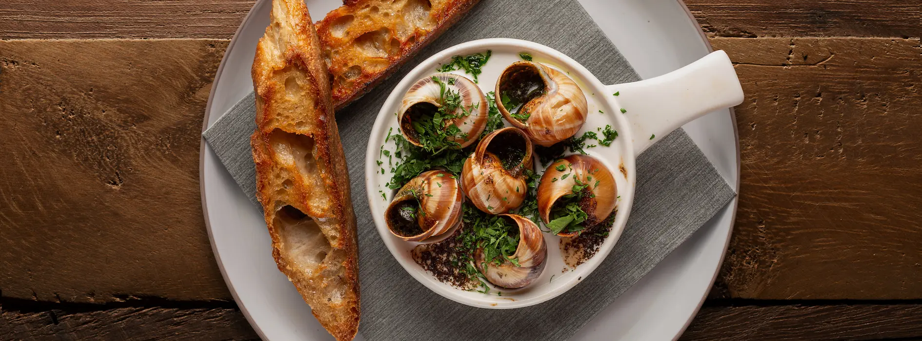 Ma Belle Bistro & Bar, Gumpendorfer Straße 16. Interior view. Plate with snails and bread.