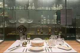 Посуда на тематическом островке «Еда и напитки» в лабoратории дизайна в музее MAK