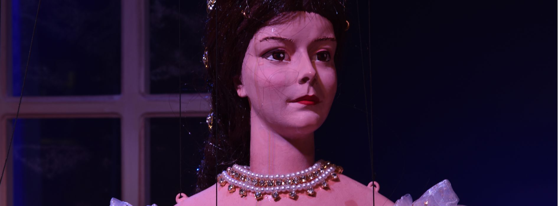 Empress Elisabeth as a marionette.